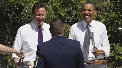 Ομπάμα και Κάμερον σερβίρουν λουκάνικα!
