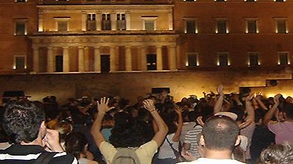 Χωρίς πανό, συνδικαλιστάρες και κουκούλες