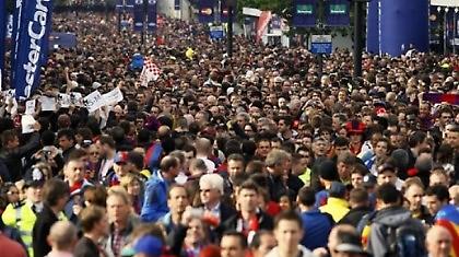Ε, ρε τι γίνεται έξω από το «Γουέμπλεϊ»! (pics)