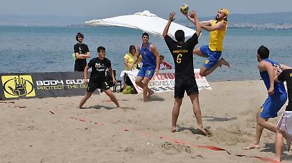 Πήρε… φωτιά η άμμος