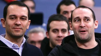 Κόσμος και Αγγελόπουλοι δίπλα του