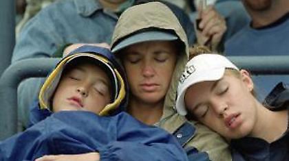 Οπαδοί που κοιμούνται στις εξέδρες (pics)