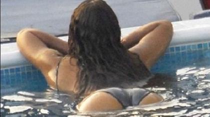 Τραγούδι και... γυναικείες καμπύλες! (photos)