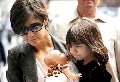 Και στην παραλία με τακούνια η Suri Cruise!