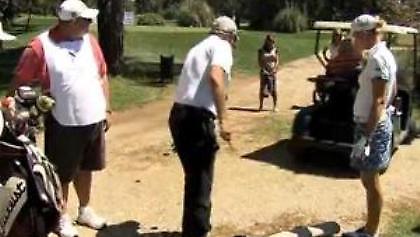 Έριξε το αυτοκίνητο του γκολφ σε δένδρο (Video)