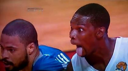 Σινιάλο με τη... γλώσσα (video)