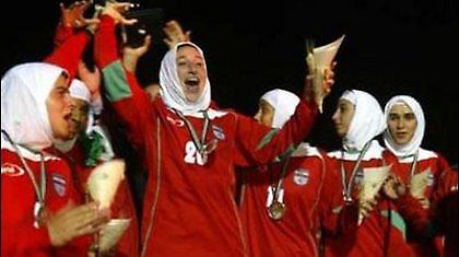 Μα μπάλα με μαντίλα;