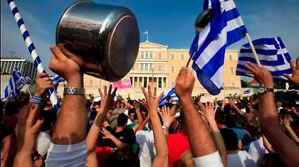 Δεν πέφτει καρφίτσα στο Σύνταγμα!