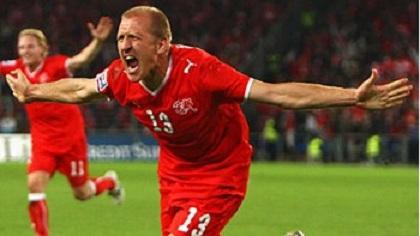 «Καρφιά» σε Χίτσφελντ και αντίο