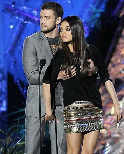 Χούφτωμα on stage για Justin, Mila!