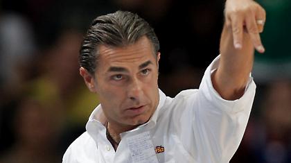 Θέλουν να ντύσουν με… Αρμάνι τον Σκαριόλο