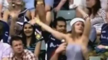 Της έβγαλε την μπλούζα στις εξέδρες (Video)