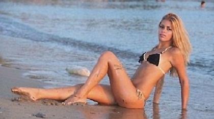 H νέα playmate... βγαίνει απ' τα ρούχα της! (photos)