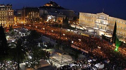 Οι αγανακτισμένοι βγάζουν τις αποκριάτικες μάσκες απ’ τα κόμματα