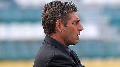 Μένει και χτίζει την ομάδα