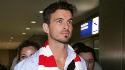 Υπογράφει δυνατός και… χορτασμένος