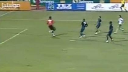 Φίλε ξεκόλλα, μια μπάλα είναι! (video)