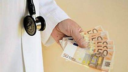 Γιατρός κατηγορείται ότι έκλεβε τα χρήματα ασθενών