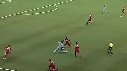 Θα ‘ρθετε ή… θα τους ντριμπλάρω όλους; (video)