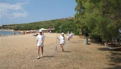 Οι πολίτες καθαρίζουν θάλασσες και παραλίες