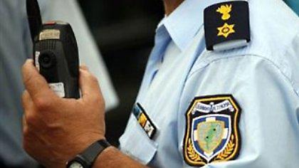 Ο αστυνομικός είχε... μακριά χέρια!