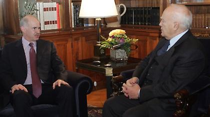 Στον Παπούλια εκτάκτως την Τετάρτη ο Παπανδρέου