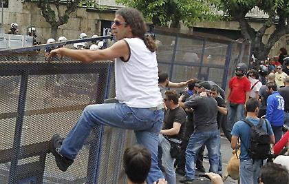 Δείτε πώς επιχείρησαν να «γκρεμίσουν» το φράκτη