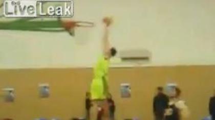 Πήγε να καρφώσει και γκρεμίστηκε (Video)