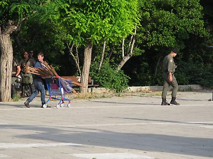 Τραυματίας κουκουλοφόρος με... ταυτότητα αστυνομικού (video)
