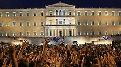 «Να ζήσεις Γιωργάκη» οι Αγανακτισμένοι στο Σύνταγμα