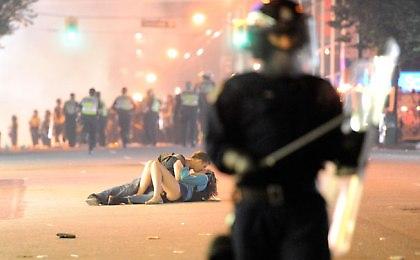 Κάντε έρωτα! Όχι πόλεμο!