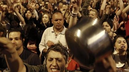 Μεγαλώσαμε στα πούπουλα μιας ξεπουπουλιασμένης χώρας