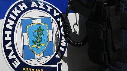 Εμβόλισαν περιπολικό και τραυμάτισαν αστυνομικό