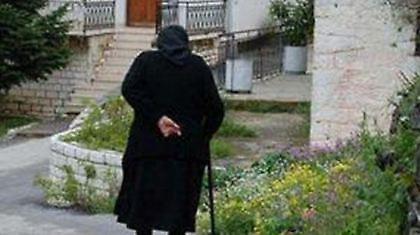 Τους έδωσε χρήματα, τους κέρασε και… καφέ!