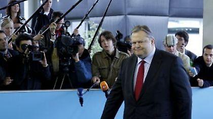 Τρέχουν οι εξελίξεις σε πολιτικά και οικονομία