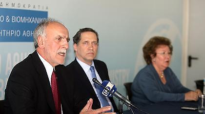 «Δεν έχει βγει μια φορά στο τηλέφωνο»