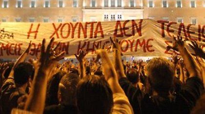 Δεκάδες χιλιάδες Αγανακτισμένοι έστησαν κάλπη στο Σύνταγμα