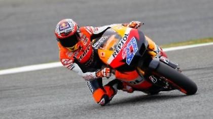 Με το βλέμμα στο βάθρο