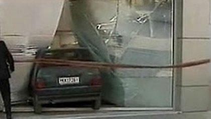 Μπούκαραν με το Ι.Χ. στην τράπεζα