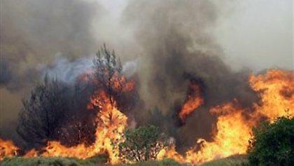 Σε εξέλιξη πυρκαγιά στη γέφυρα Σκαραμαγκά