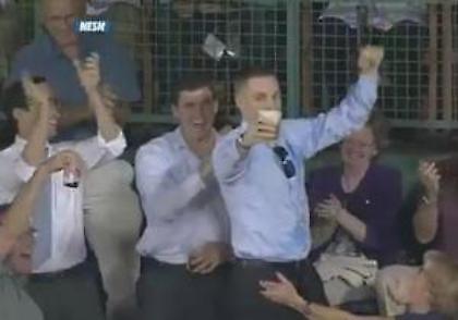 Έπιασε την μπάλα με ένα ποτήρι μπύρα (Video)