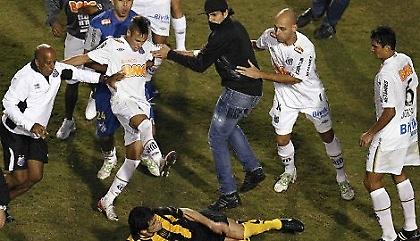 Αντί για γιορτή… ξύλο (video)