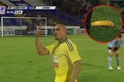 Μπανάνα και… αποχώρηση για Ρομπέρτο Κάρλος (video)