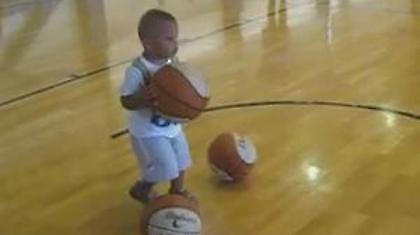 Ο γιος του Μπατίστ παίζει μπάσκετ (Video)