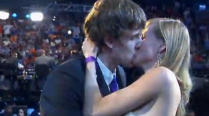 Βέσελι, συγκρατήσου! (video)