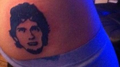 Έκανε τατουάζ τον Ντιρκ στον πισινό του! (pic)