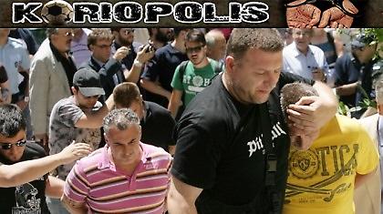 Ένας μπουκ μέσα, ένας έξω