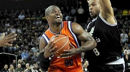 Φόρεσε και επίσημα… Αρμάνι ο Κουκ