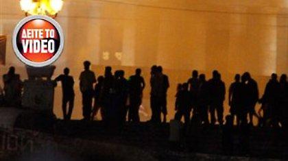 Ένταση όλο το βράδυ στο Σύνταγμα!