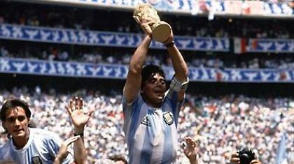 Ο Μαραντόνα στον θρόνο του (video)